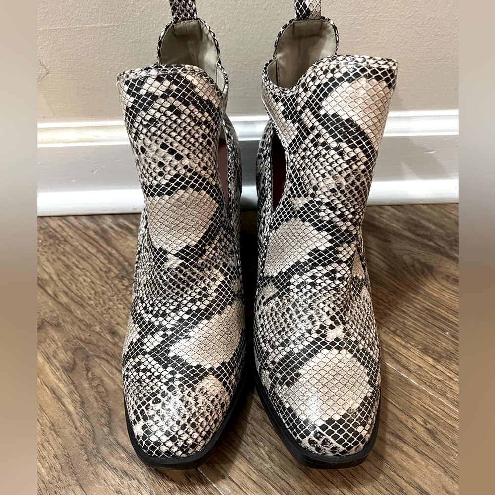 New without box Mia chunky ankle bootie